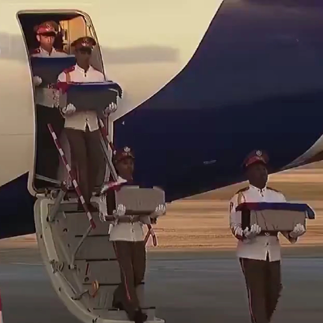 (FOTO/ VIDEO) Posmrtni ostaci Madurovih tjelohranitelja stigli na Kubu