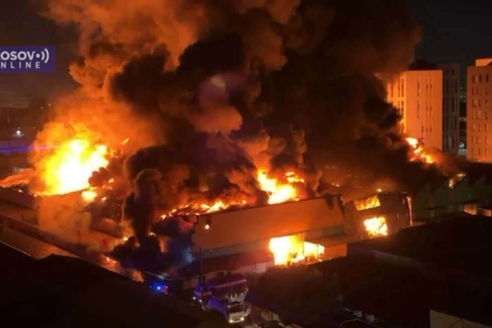 (VIDEO) Veliki požar na pijaci u Tirani: Vatra zahvatila oko 50 magacina, evakuisani stanari