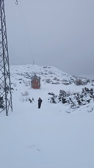 Žabljak: Polomljen stub na dalekovodu, bez struje Radio-difuzni centar, predajnik za Vojsku i telefonske operatere