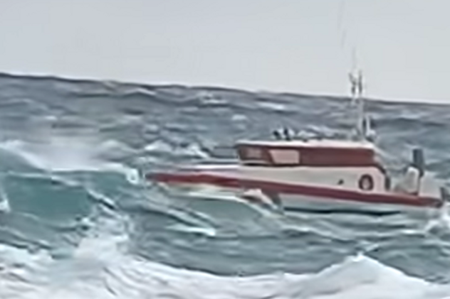 (VIDEO) Dubrovnik: Muškarca povukli talasi dok se fotografisao na stijenama