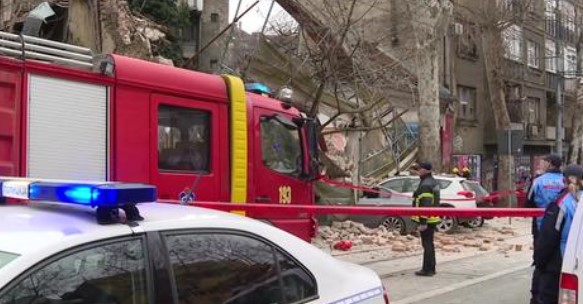 Srušio se dio kuće u Beogradu: Oštećena četiri vozila na Dorćolu