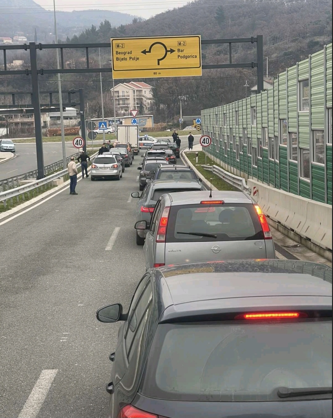 I danas blokada ispred ulaza na auto-put