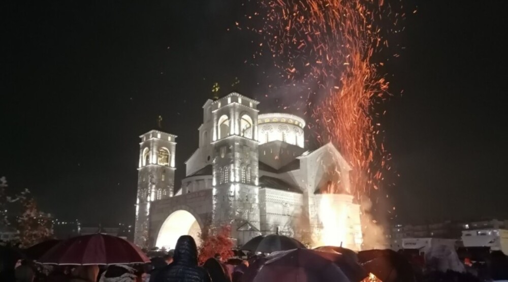 (FOTO) Nalaganje badnjaka ispred Sabornog hrama, mitropolit Joanikije: Zagrlimo jedni druge i prevaziđimo sve nesporazume