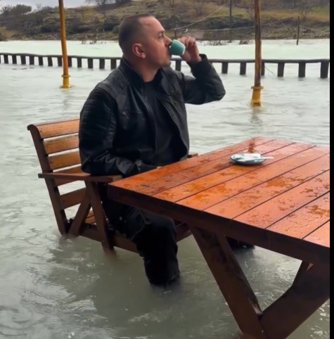 (VIDEO) Ni poplava mu ne smeta da popije kafu