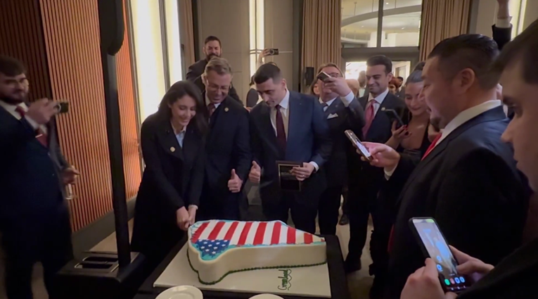 (VIDEO) Republikancima servirana torta u obliku Grenlanda s američkom zastavom