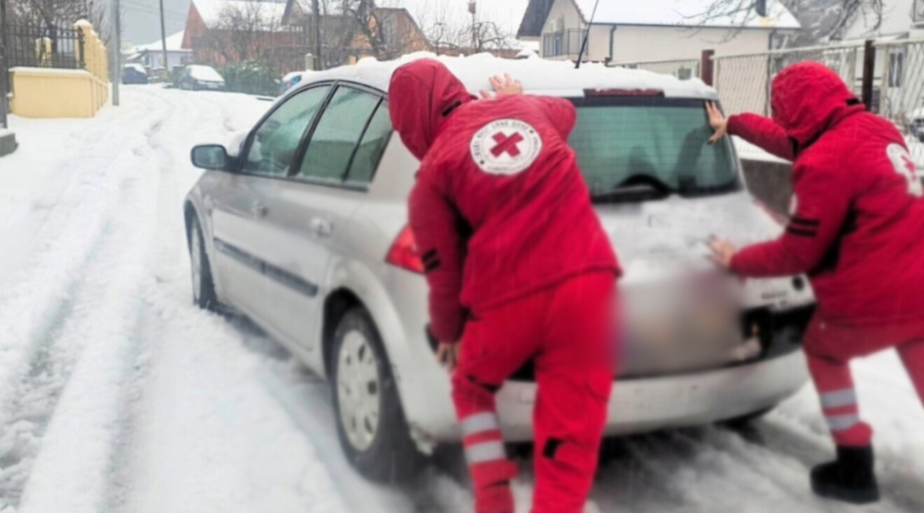 Cetinje: Snijeg napravio probleme u saobraćaju, građanima pomogli članovi Crvenog krsta
