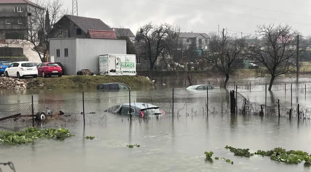 FOTO Obilne padavine u Nikšiću: Ugroženo nekoliko kuća, potopljen auto-otpad…