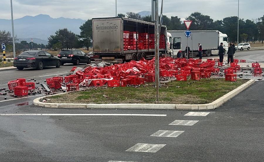 Nezgoda na putu ka Tuzima: Staklene boce Koka-Kole ispale iz kamiona