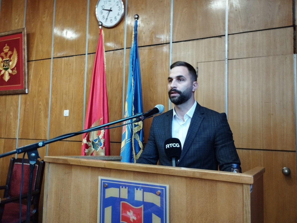 Muratović o odlaganju sjednice SO Nikšić: Truli kompromis PES-a i Demokrata