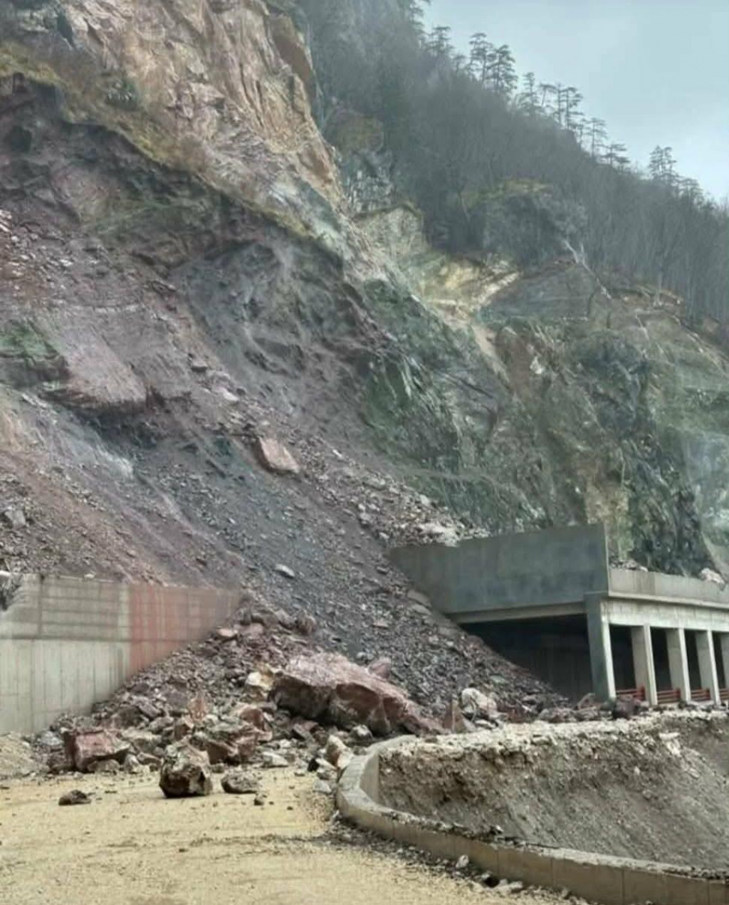 Zbog odrona u Sokolovini obustavljen saobraćaj na putu Đurđevića Tara – Mojkovac
