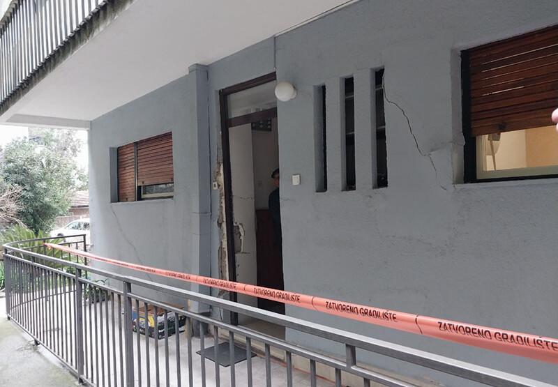 Herceg Novi: Stanari nijesu napustili ,,plavu zgradu”, čekaju nadležne i strijepe od klizišta