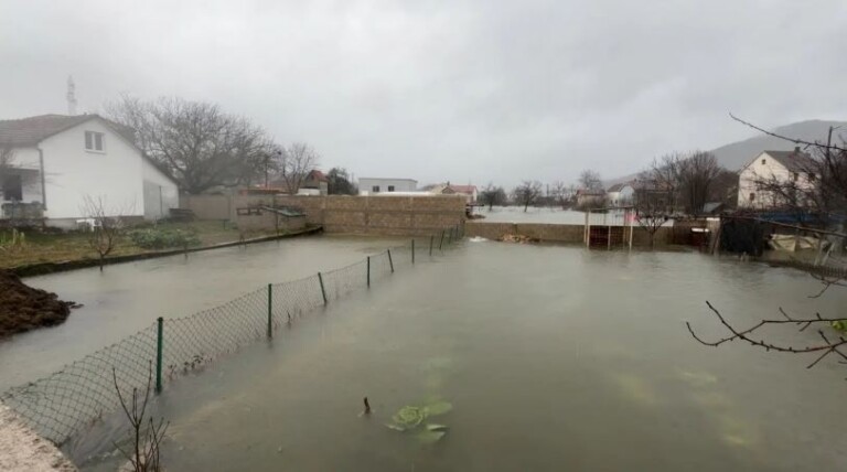 Mještani Grebica: Ovakve poplave ne pamtimo, noć dočekujemo u strahu; Tripković: Ugroženo više objekata