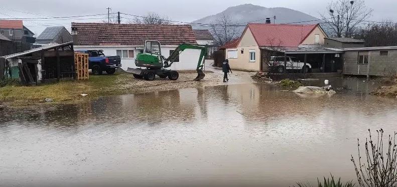 Nikšić: Vatrogasci-spasioci dnevno imali do 30 intervencija, spašavali i iz sniježnih nameta