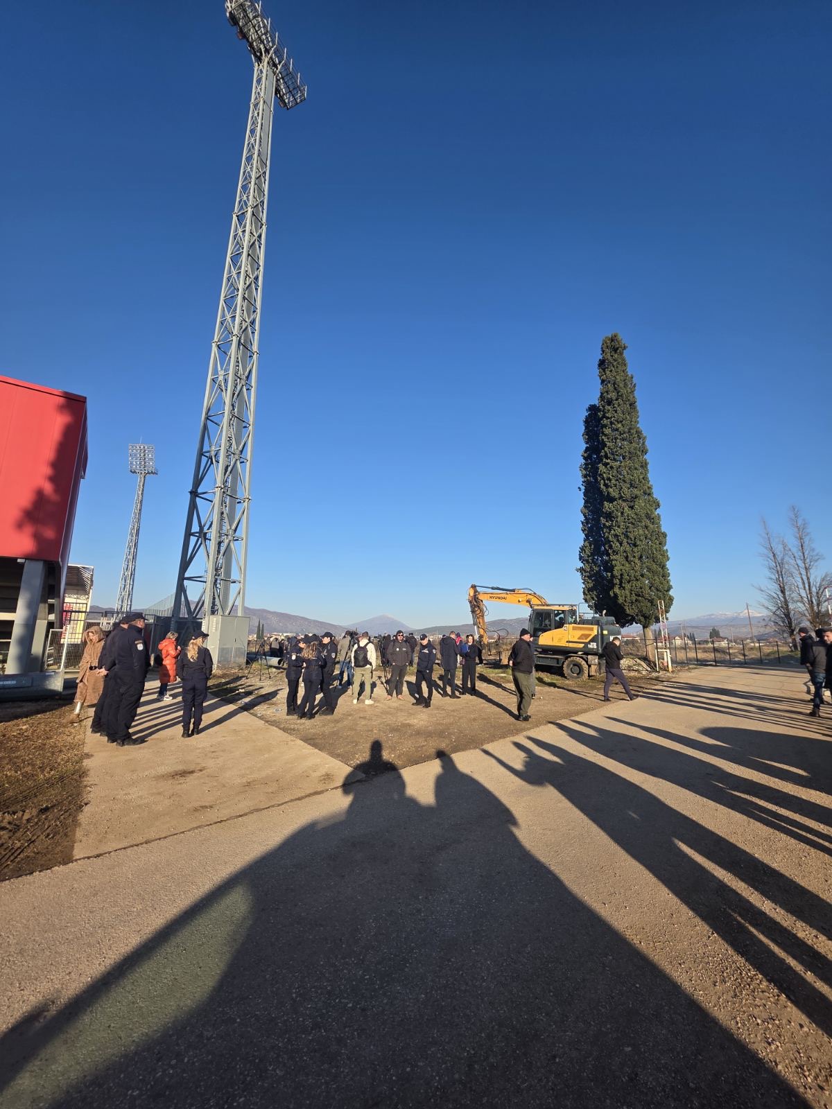 FOTO Stigle mašine za rušenje dijela DG Arene, komunalna traži da se okupljeni udalje