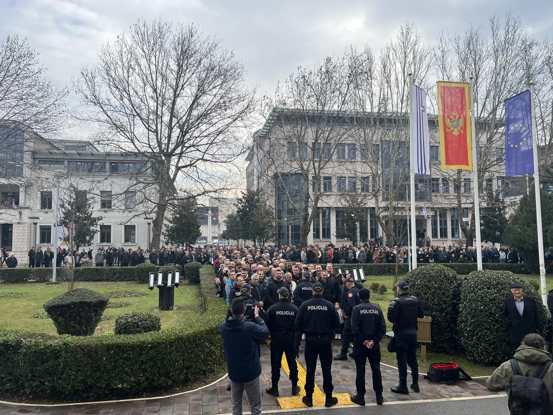 FOTO/VIDEO Protest Zećana ispred zgrade Opštine Podgorica, Mujoviću uručili odluku o zabrani gradnje postrojenja u Botunu