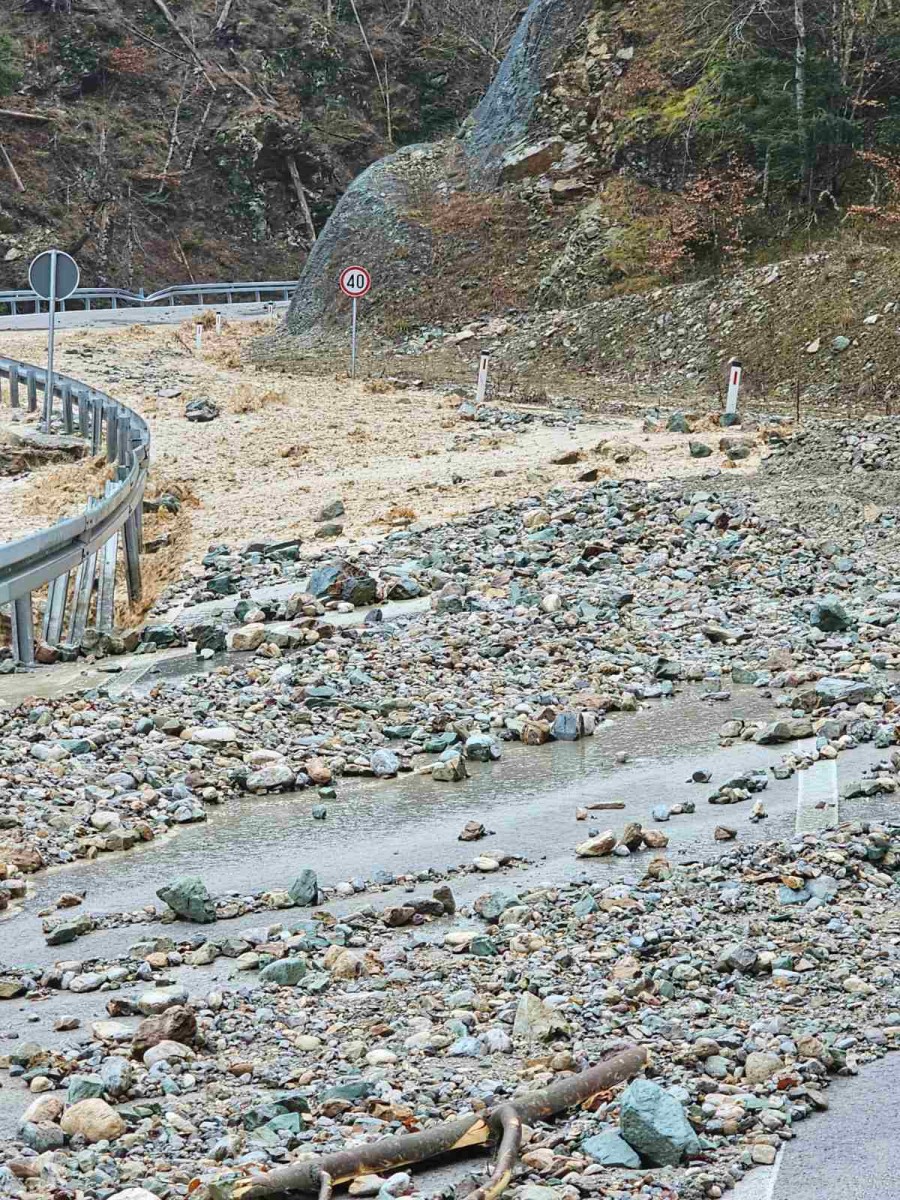 (FOTO) Odron, bujica i klizište: Blokiran put ka ski-centru Žarski