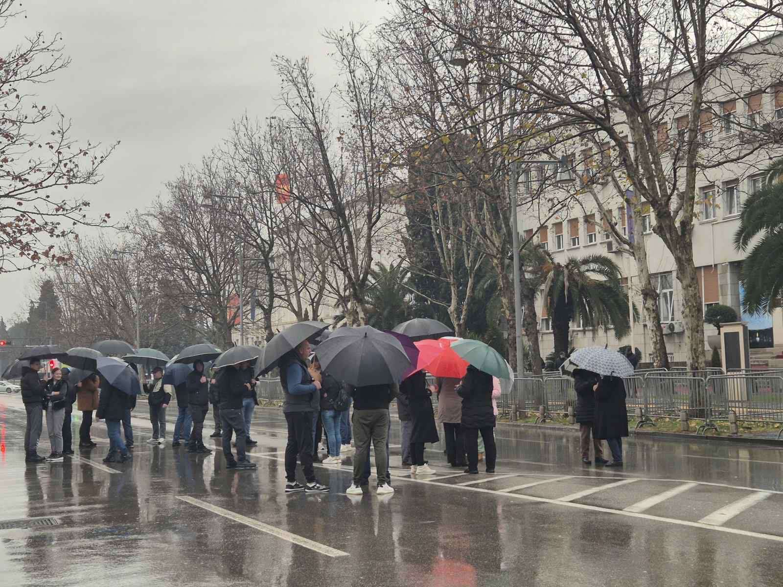 Mještani Park-šume Zagorič ispred Skupštine: Decenijama obećavali da će se glasovima riješiti naši problemi (FOTO/VIDEO)