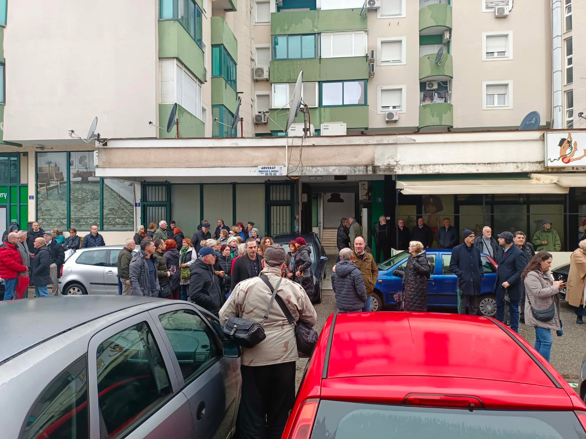 (FOTO) Okupljanje ispred Suda za prekršaje: Protest protiv nastavka progona