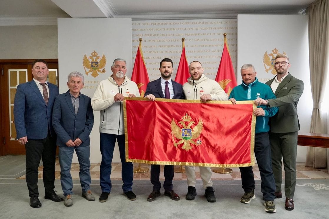 Crna Gora prvi put ima predstavnika na Zimskim paraolimpijskim igrama: Milatović uručio Šibaliću zastavu i poželio mu uspjeh