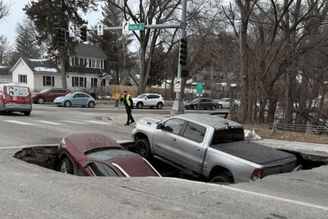 SAD: Ogromna rupa na putu „progutala“ dva automobila (VIDEO)