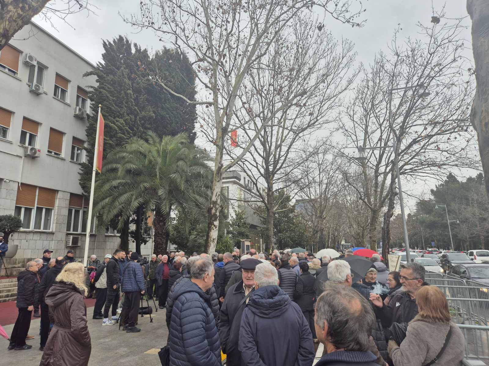 (FOTO) Protest penzionera: Primanja ne prate rast troškova života