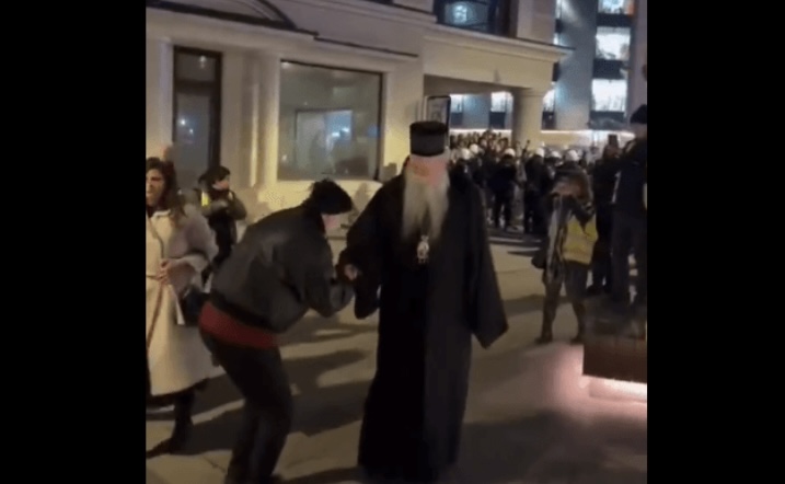 (VIDEO) Joanikije Mićović izviždan u Novom Sadu