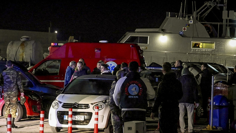 Grčka obalska straža traga za mogućim preživjelim posle sudara sa gliserom s migrantima