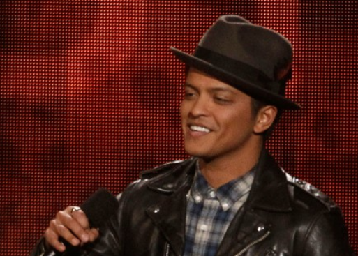 Bruno Mars predstavio novi singl “Dance With Me”