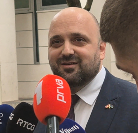 (FOTO/ VIDEO) Božović nakon sastanka sa Spajićem: Formiraćemo radni tim za primjene mjera nadzora
