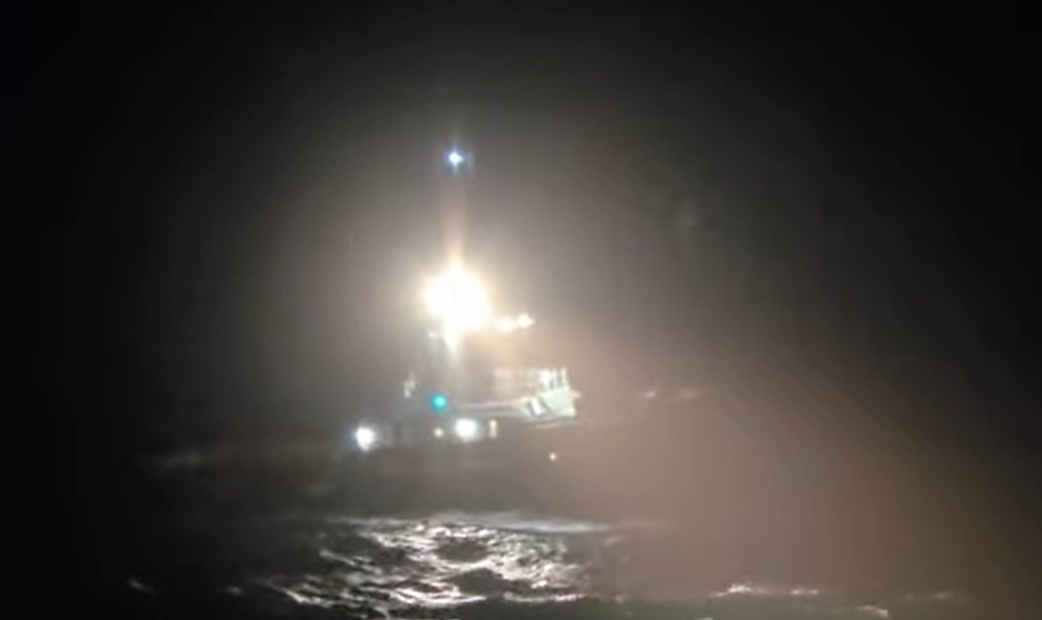 (VIDEO) Trajekt “Trideseti avgust” u opasnoj borbi s olujnim talasima kod Hvara