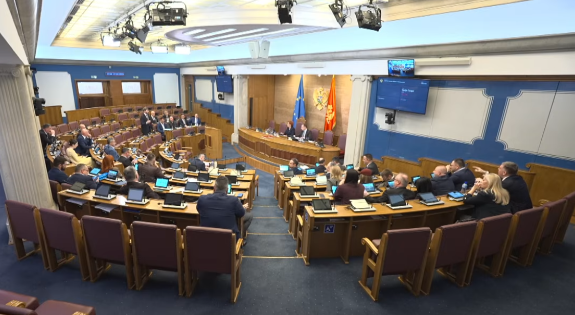 Poslanici opozicije stali ispred govornice – Spriječen nastavak rasprave o zakonima o ANB i unutrašnjim poslovima; Popović: Večeras u 20 sati glasanje