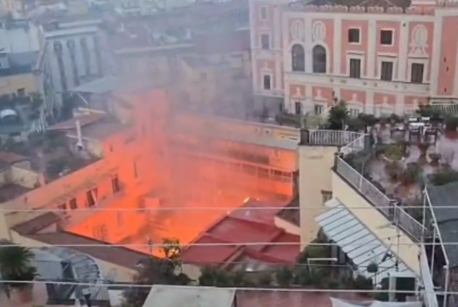 Izgorjelo čuveno pozorište Sanazaro u Napulju (VIDEO)
