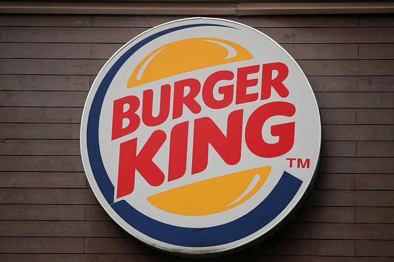 AI U VELIKIM PREDUZEĆIMA: Burger King testira slušalice koje prate da li radnici kažu „dobrodošli“ i „hvala“