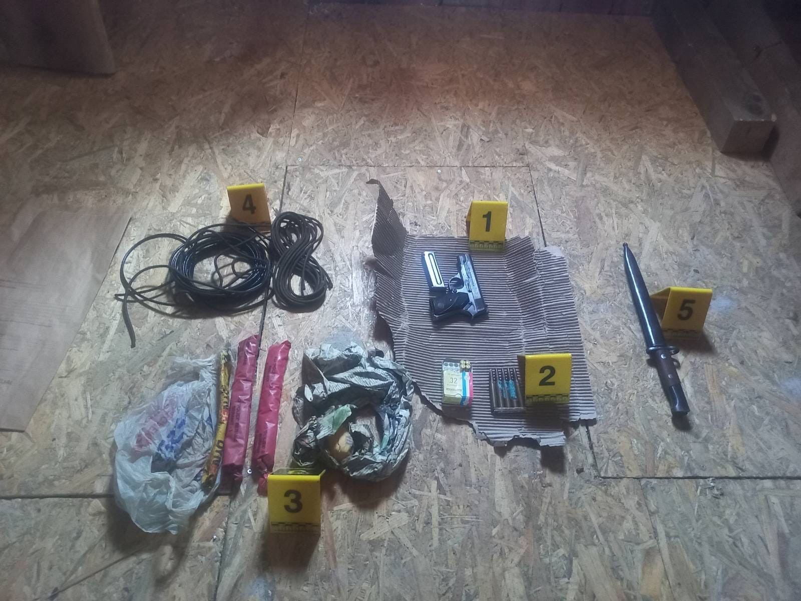 (FOTO) Berane: Krivična prijava zbog pola kilograma eksploziva, pištolj, municija i okviri