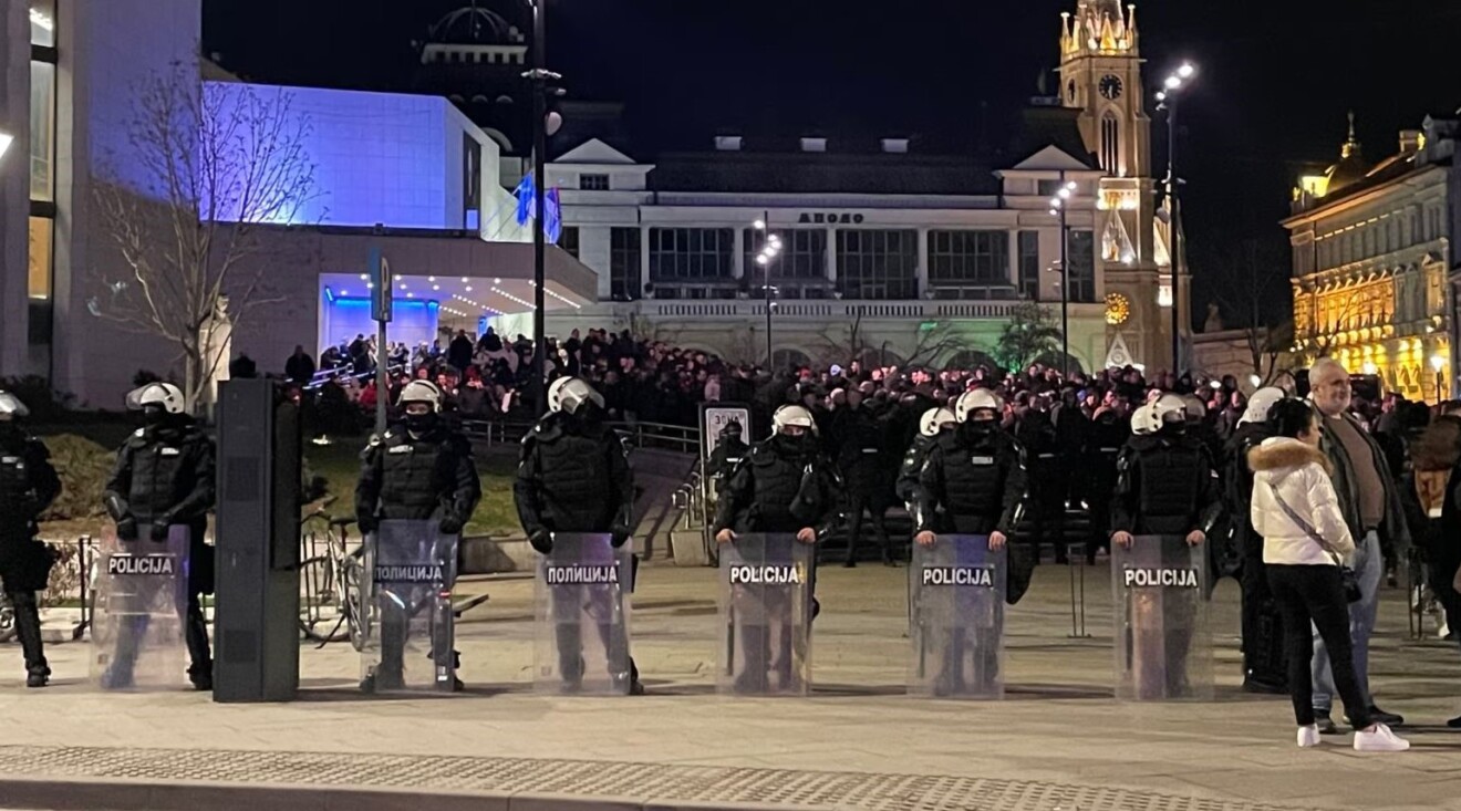 Novi Sad: Pristalice i protivnici vlasti ponovo jedni naspram drugih, razdvaja ih kordon policije