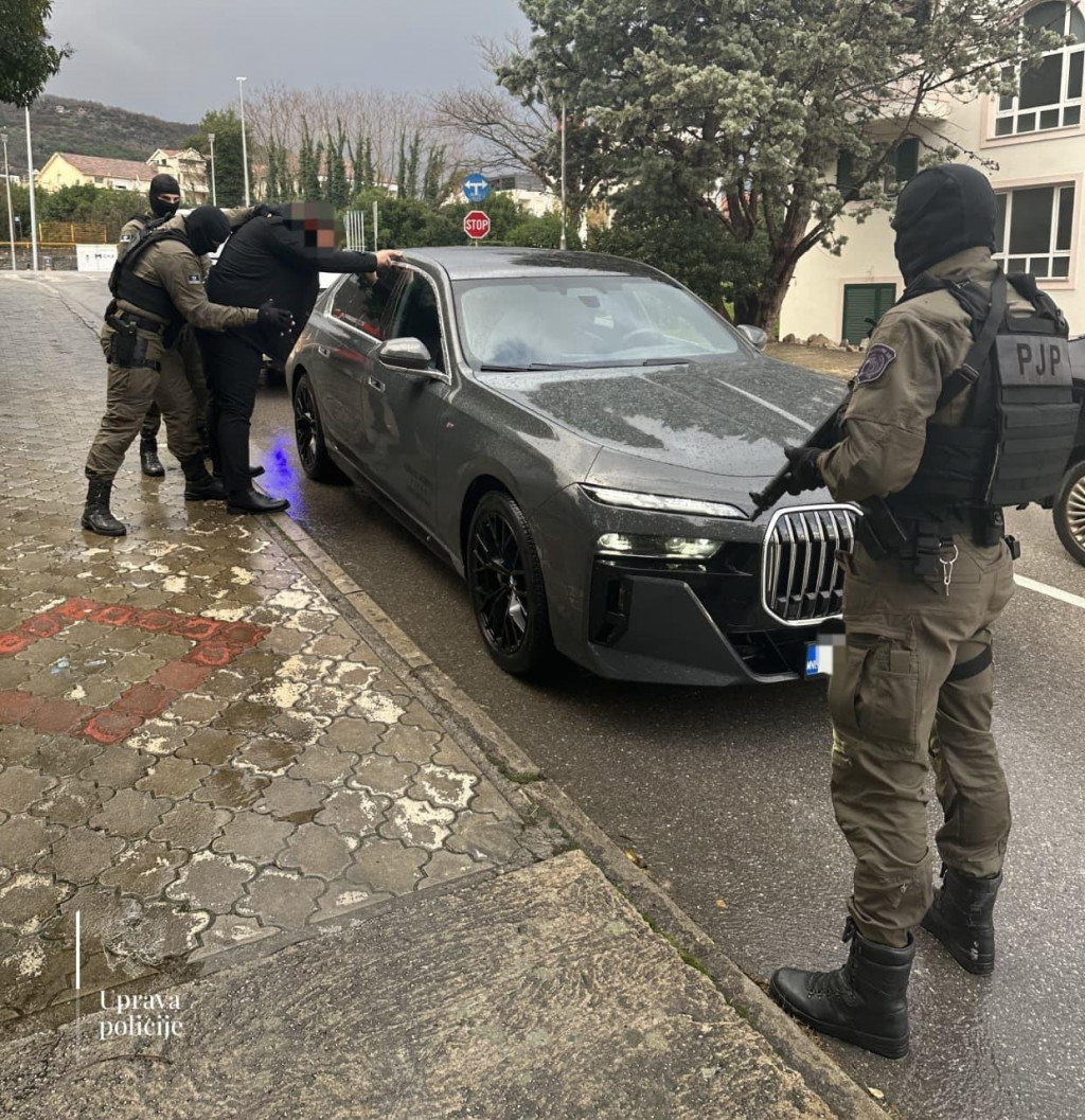 (FOTO) Pojačane policijske kontrole na Primorju: Akcija usmjerena na članove organizovanih kriminalnih grupa