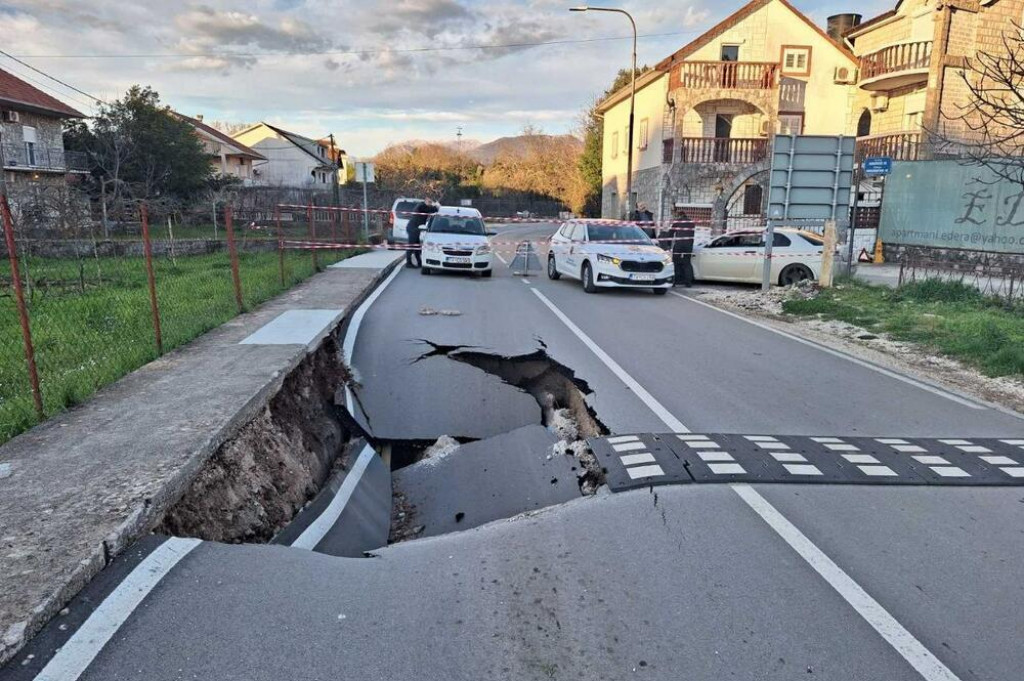 Urušio se dio puta u Radovićima kod Tivta: Saobraćaj obustavljen