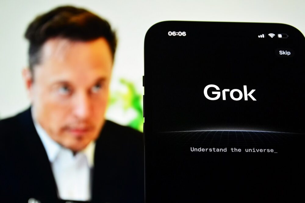 Grok prestigao DeepSeek i postao treći najveći AI četbot