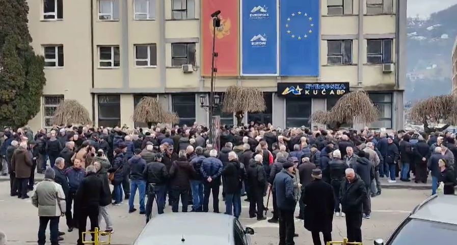 “Humanitarna akcija” u Bijelom Polju: Penzioneri prikupljaju pomoć za Vladu i ministre