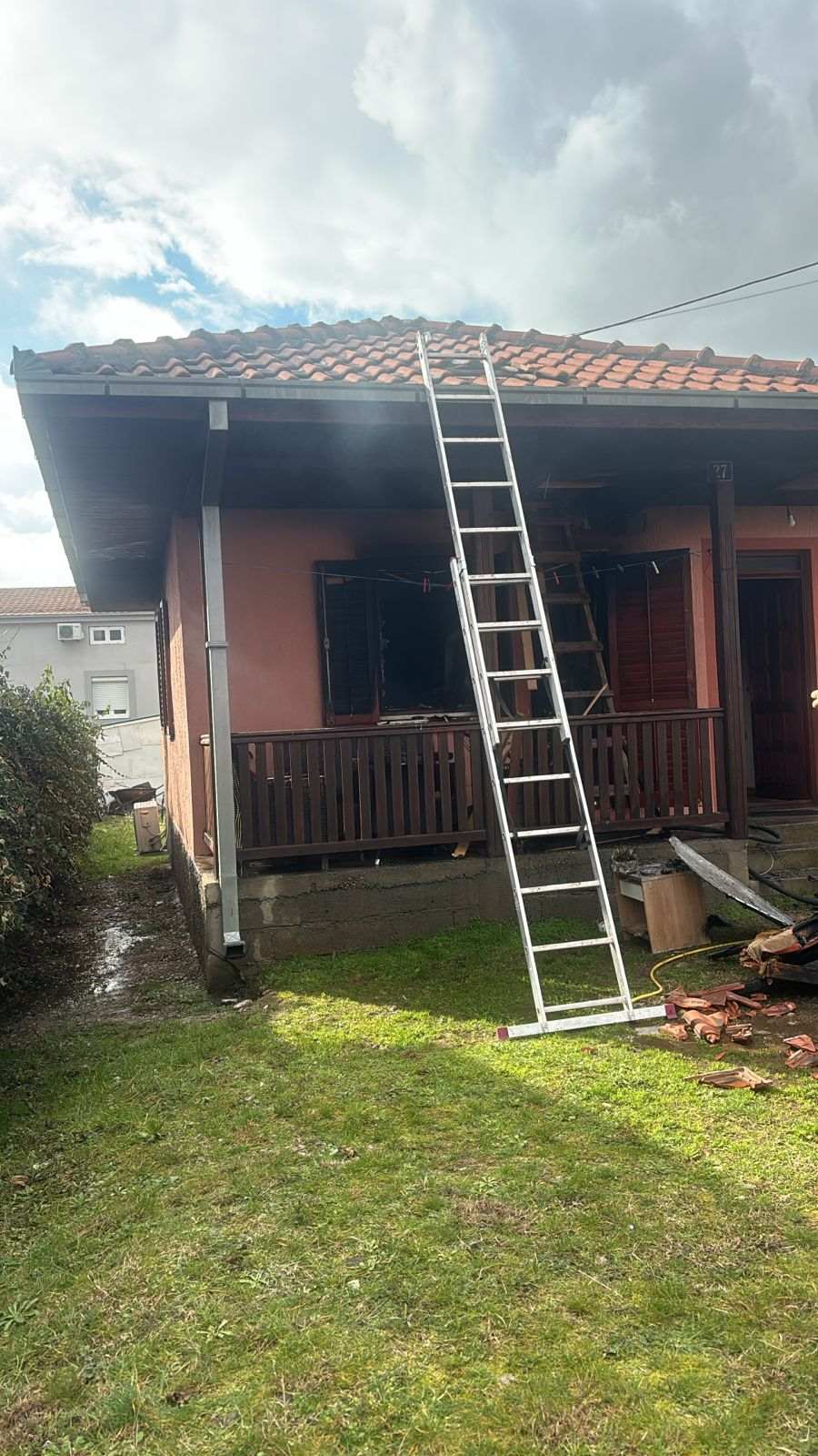 (FOTO) Podgorica: Gorjela kuća u Park šumi Zagorič