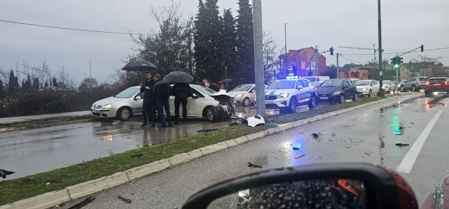 Podgorica: Vozilo udarilo u stub rasvjete, povrijeđena jedna osoba
