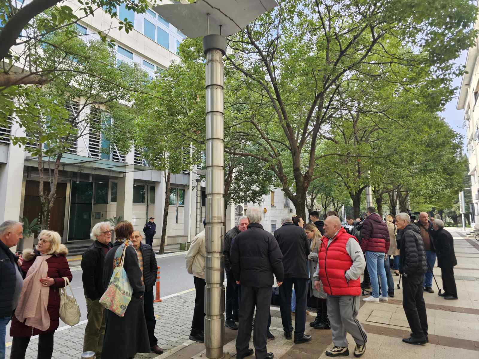 Penzioneri uručili 600 eura Vladi: Ne pristajemo na poniženje