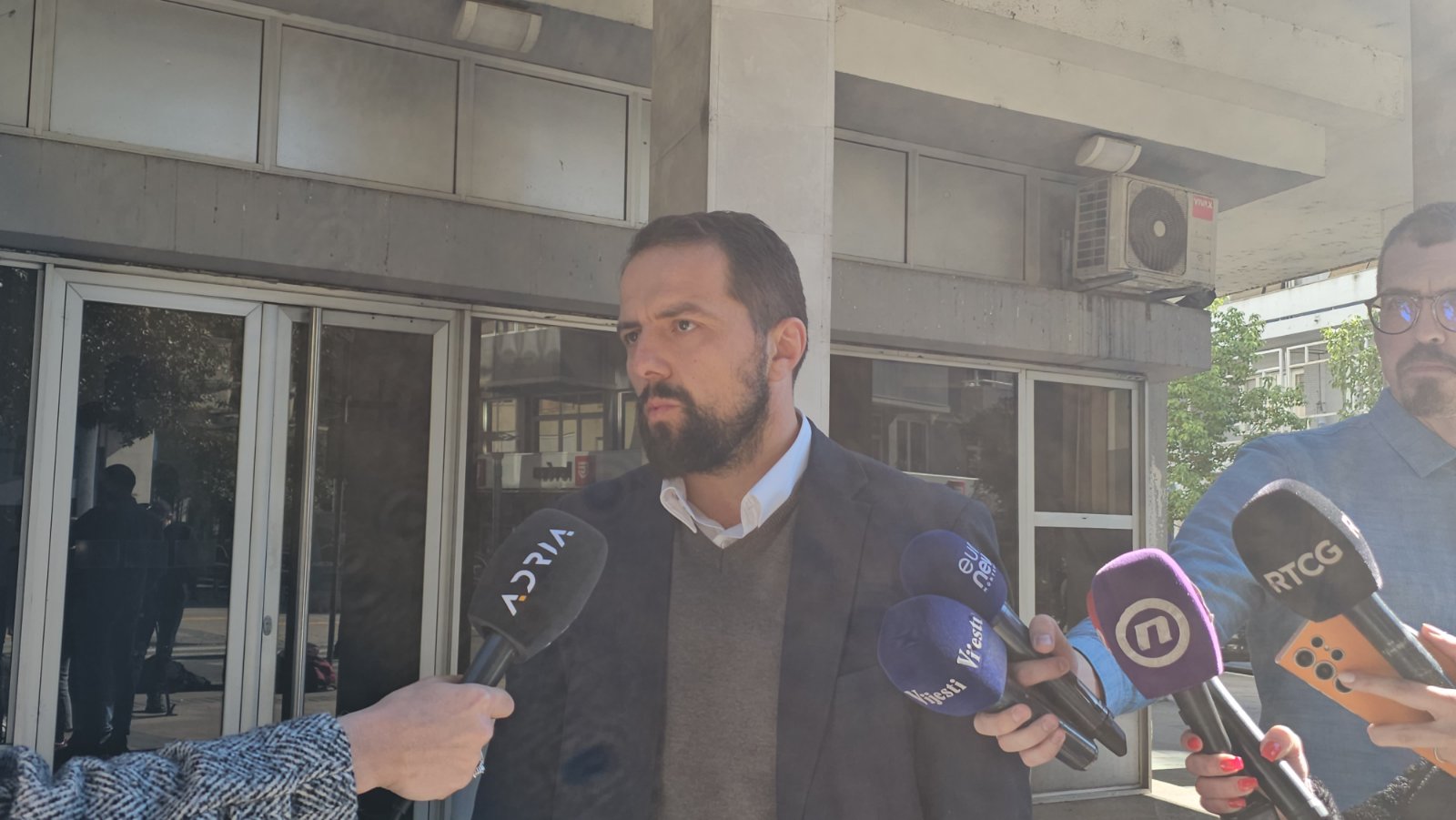 (VIDEO) Advokat Šušić: Bratić nije željela da otključa telefon zbog straha od zloupotrebe sadržaja, mjere nadzora ostaju na snazi