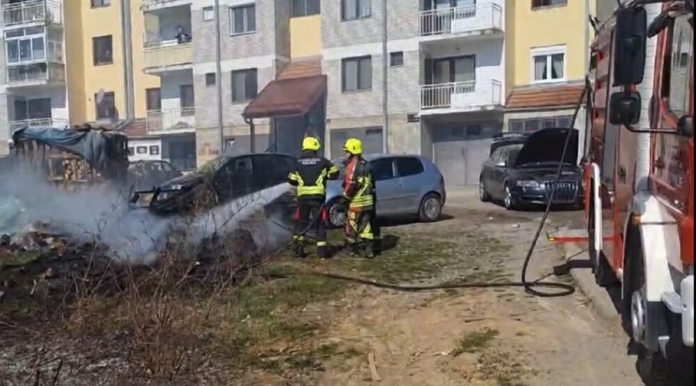 Tri automobila oštećena u požaru u Bijelom Polju