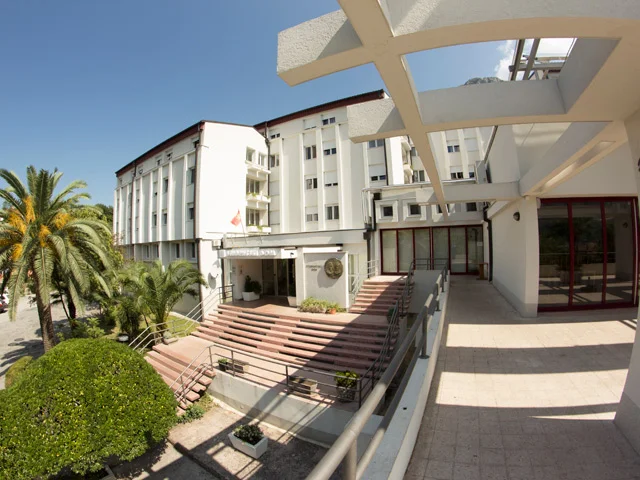 Kotor: Mladić životno ugrožen nakon pada sa četvrtog sprata studentskog doma