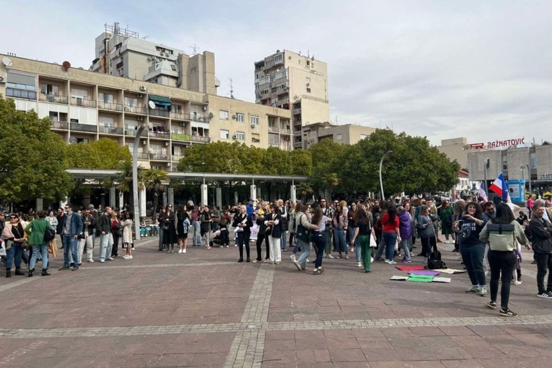 ,,NE SLAVIMO. BORIMO SE!”: Osmomartovski marš u podne na Trgu nezavisnosti