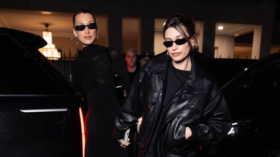Bella Hadid i Hailey Bieber u istoj modnoj kombinaciji: Kako stilizovati pencil suknju i duboke čizme?