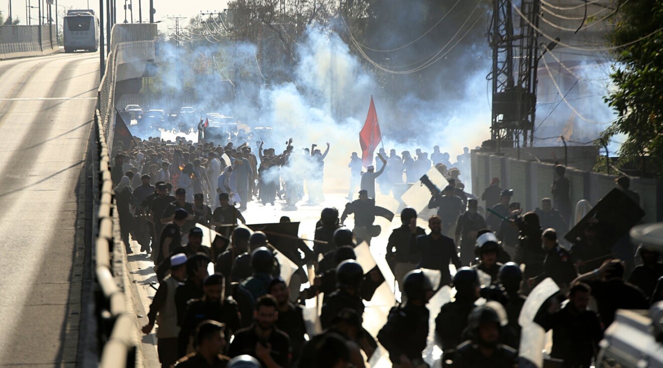 U Pakistanu više od 10 osoba poginulo u sukobima sa policijom: Demonstranti upali u američki konzulat