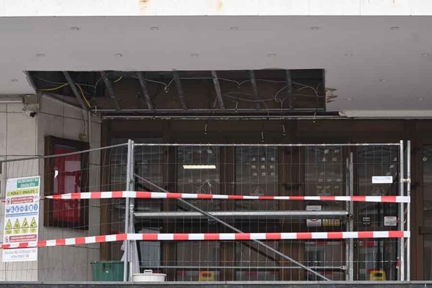 Pali djelovi sa nadstrešnice na ulazu u Srpsko narodno pozorište u Novom Sadu