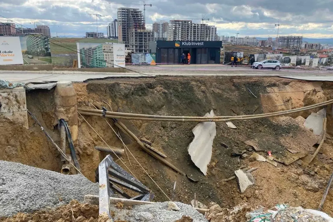Priština: Otvorila se rupa u zemlji, ‘propala’ i saobraćajnica